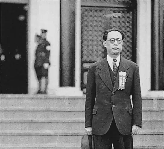 等待着战友的归来,但是一开始这个周小帅(周佛海)并不信任周帅,所以他