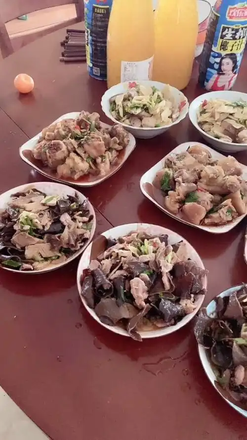 今日在伯伯家的别墅93里吃饭[色] 味道美美哒[强]