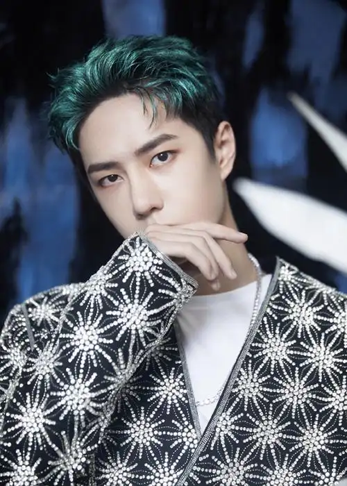 喻言 绿发 孔雀绿也是可以尝试的不踩雷色,融合了绿色的亮和蓝色的冷