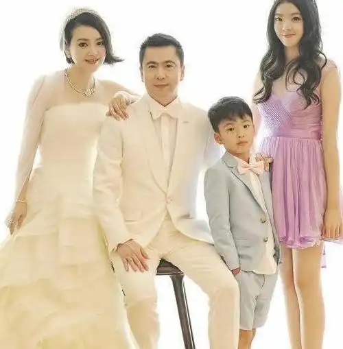 王中磊17岁女儿任成龙助理 端茶倒水无人识