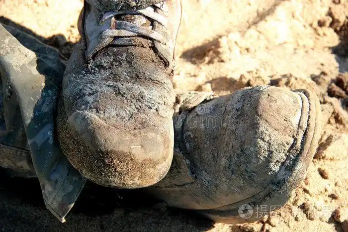 脏靴子双泥巴靴旧靴子军靴新的柯西靴.