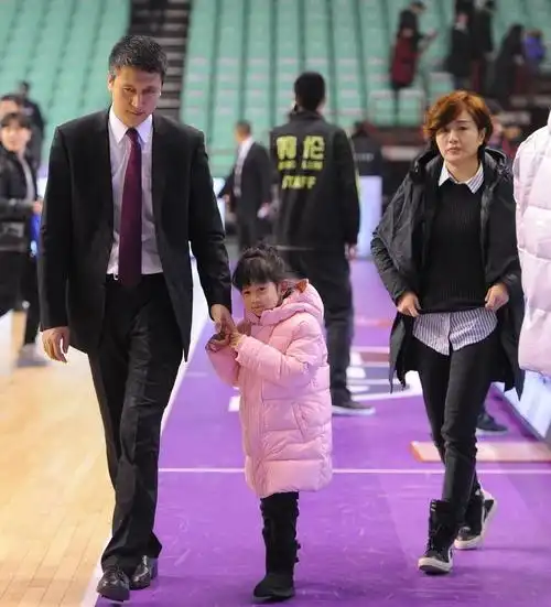 郭士强赛后携爱女离场