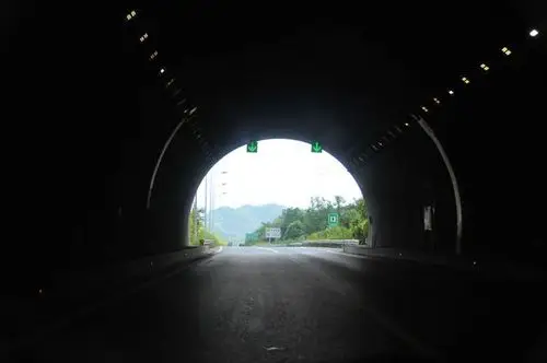 01- 10月1日晚凌晨三点,铜锣山隧道前后,腥红的车尾灯乌泱泱一片,像