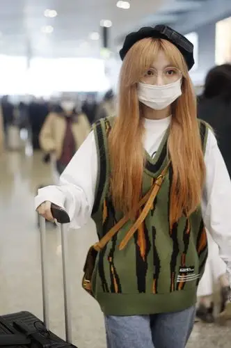 张语格奶奶灰发色个性又吸睛 孔肖吟戴贝雷帽复古摩登