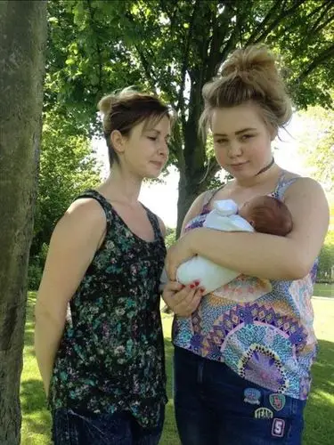 17岁的女儿怀孕生子后,33岁的她当了外婆