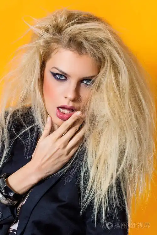 漂亮的波希米亚女孩肖像与金发凌乱的头发