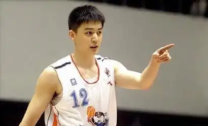 杨鸣#年轻帅照分享,撑起了cba的颜值!