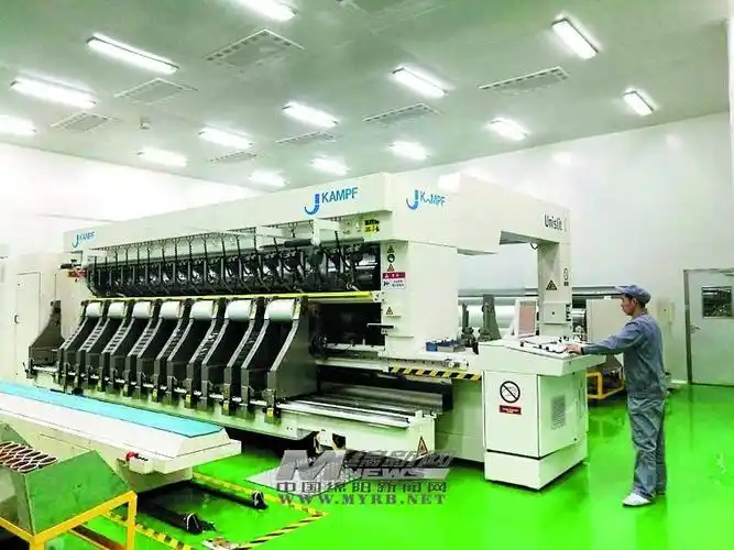 东材科技电子丙膜二车间,康甫分切机生产操作现场