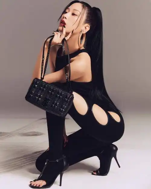 文佳煐时尚性感大片释出穿黑色紧身衣气场全开