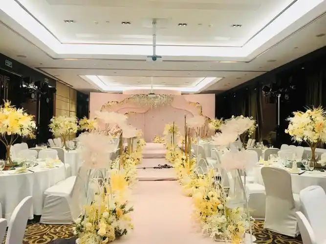 我的新郎曹先生告诉我,他的新房在北辰,希望在五一路以北选择婚礼酒店