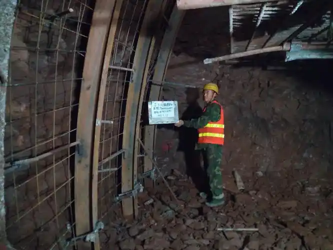 右洞上台阶钢拱架支护