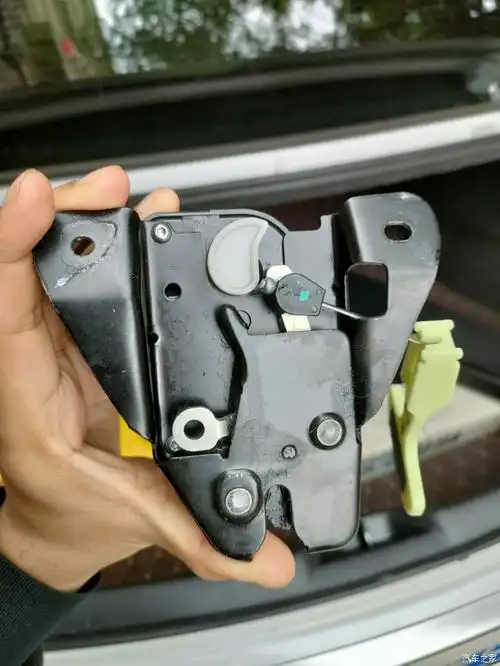 【图】后备箱打不开了,更换锁块._克莱斯勒300c论坛_汽车之家论坛