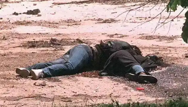 (情侣当天遭遇射杀,他们相拥而死.