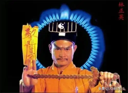 像小酱同志很喜欢看林正英的电影,常常见到英叔用朱砂画符贴于僵尸