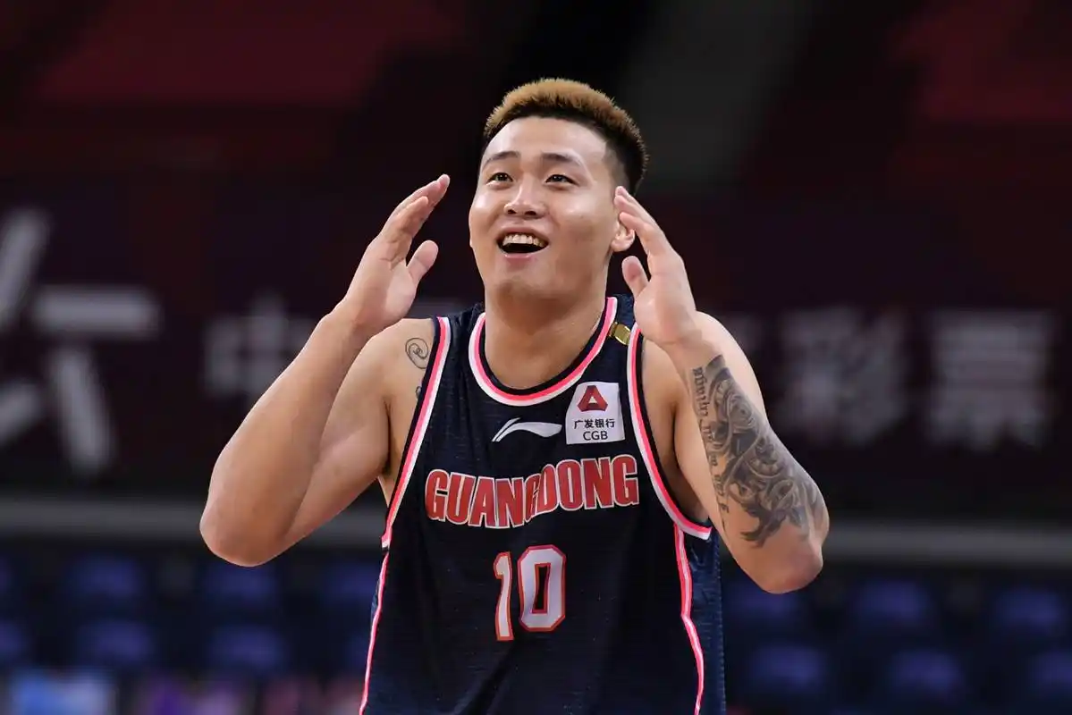 6月23日,广东东莞银行队球员赵睿在比赛中对裁判判罚表示不解.