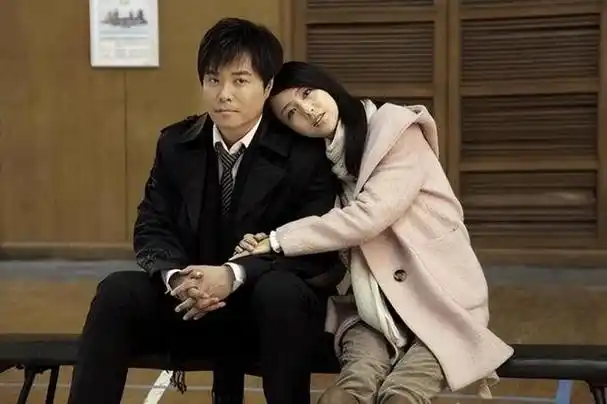 回顾佟丽娅曾婚内被烫烟疤今身价上亿坐拥千平豪华庄园