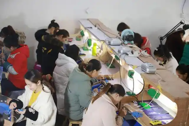 贵州黔西:饰品加工厂 冬季订单忙