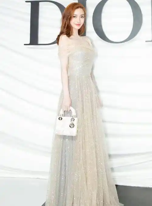 杨颖身材真好裙子太紧扣子都要崩开了穿拖鞋出门就是任性