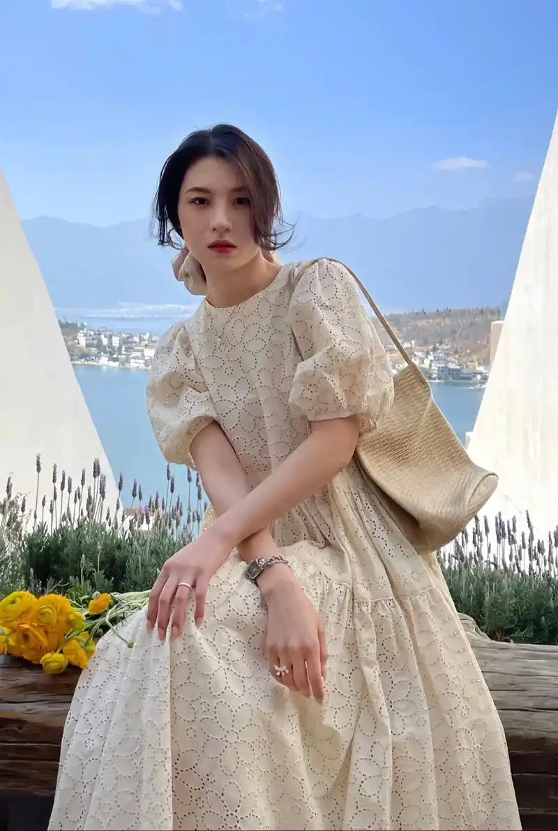 姐妹们,这款淑女风米白裙做的是柔和甜美的小圆领,简单干净的剪裁