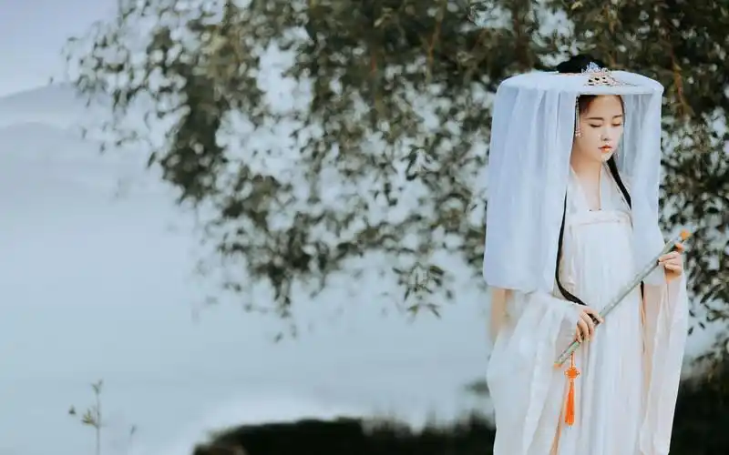 古装仙气飘飘美女唯美户外写真