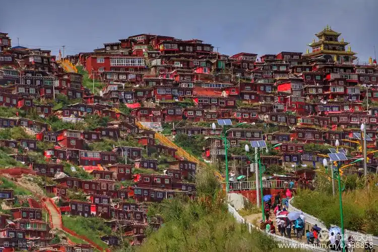 色达五荣佛学院