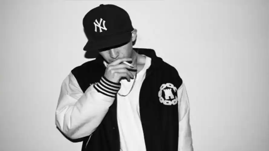 伤感男人抽烟背影,高清壁纸图片,非主流-回车桌面