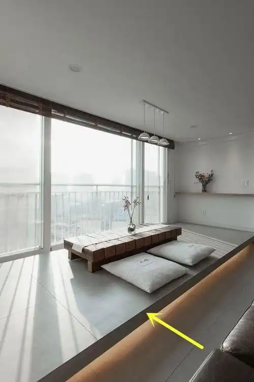 韩国人好小资,阳台不放洗衣机也不打柜子,打地台装灯带真有情调