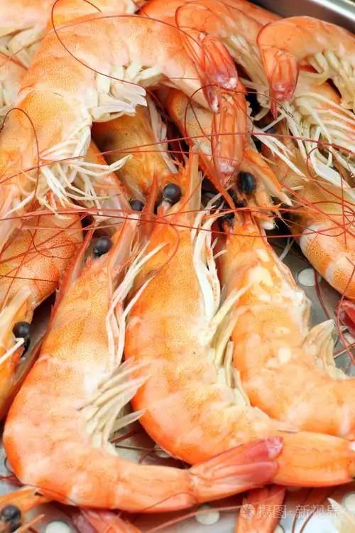 许多白灼的虾