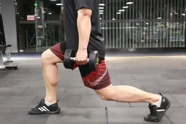 令人意料之外的弓步蹲,坚持每天练习,收获意想不到