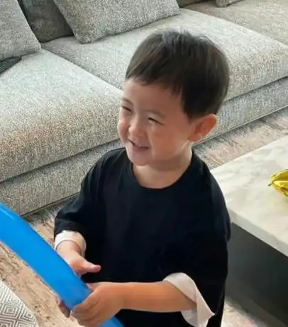 沈腾带儿子小狮子参加聚会活泼又可爱老婆王琦和马丽热聊