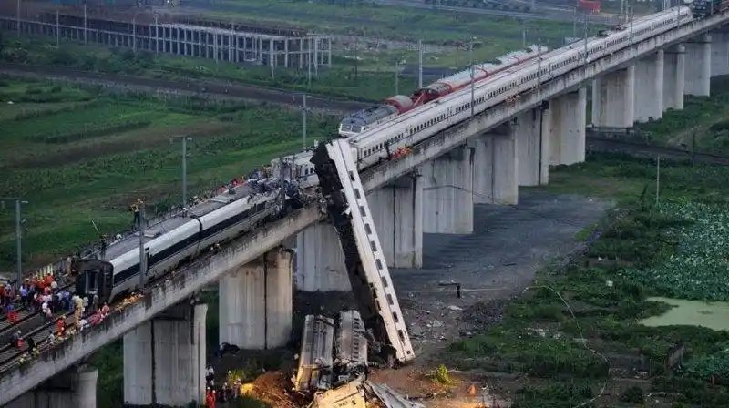 人间永远真情在,2011年 b>7月23日 /b>温州 b>动车 /b>追尾相撞 b>