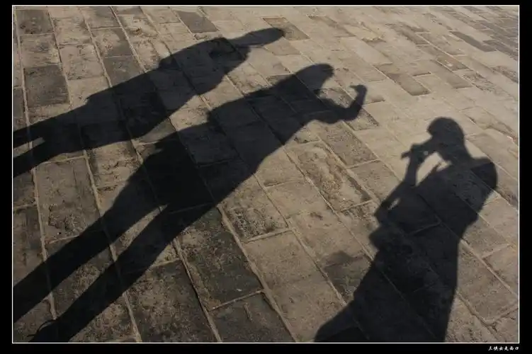 城墙上的三人影子