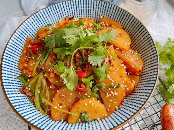 土豆的吃法真的有很多,经典的酸辣土豆丝,土豆炖牛腩,红烧土豆片等等