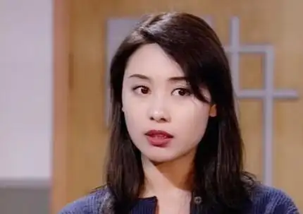 郭可盈状态不错,身材保养的也很好,不过终究是上了年龄,没有了年轻时