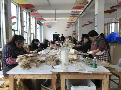 全国脱贫攻坚奋进奖获得者李忠国油纸伞撑开的天空