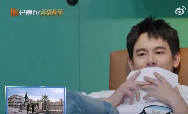 还有不小心给惠英红下跪事件,因为惠英红脚腕受伤,胡先煦为表示尊重想