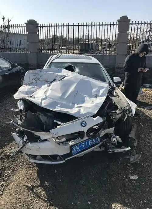 这车被宝马3系追尾,车顶被撞飞,秒变敞篷车,车主却一脸懵逼