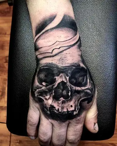 手背黑灰写实骷髅纹身图案