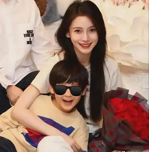 真落寞了!杨颖参加亲子活动,穿衣打扮好潮却遭学生家长无视!