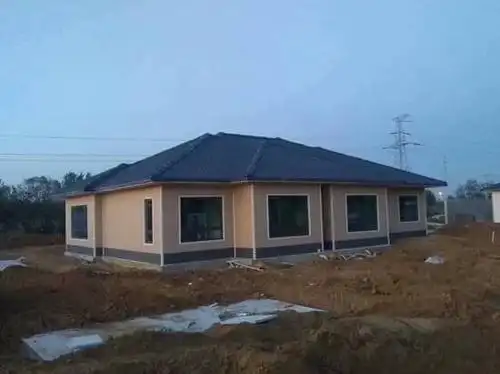 屋顶呈欧式风格四坡五脊造型