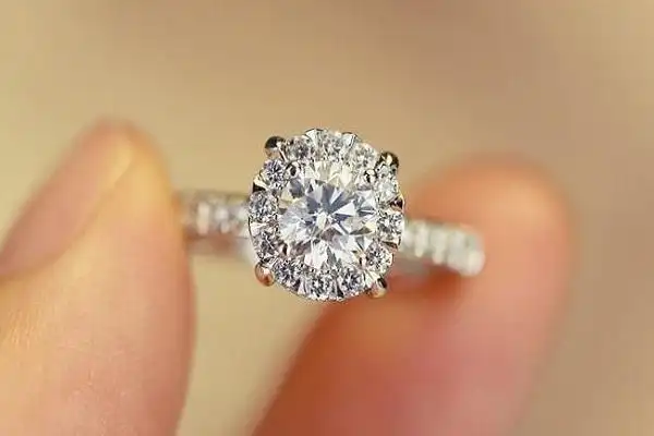 显钻大的钻戒款式照片