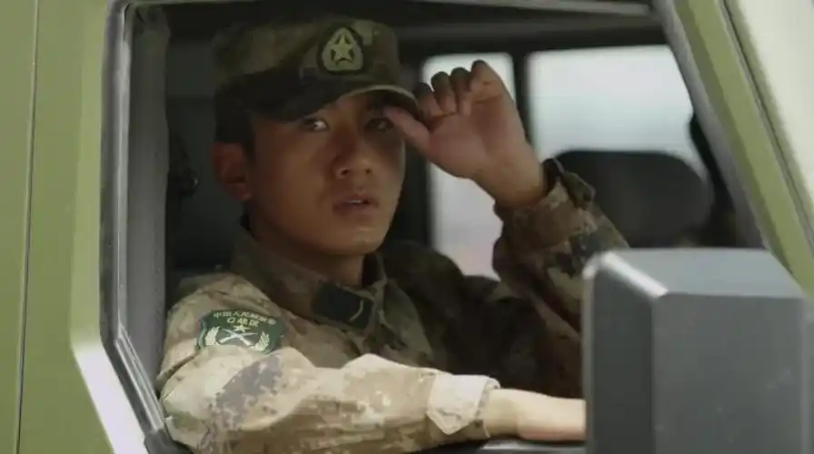 雪域雄鹰:荣宁无意中发现独臂的行踪,悄悄跟踪他,不料他早察觉