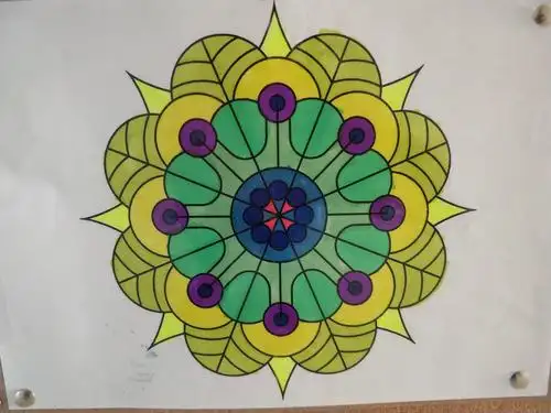 写美篇曼陀罗有两种绘画形式,第一种是彩绘曼陀罗,也就是每一位读者都