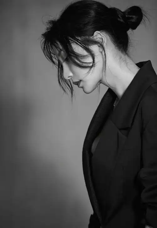 简介:柳岩黑白酷美写真图片,分享一组柳岩图片给大家,图中的明星图片