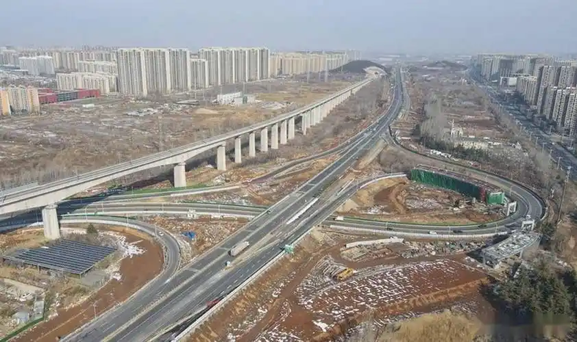 2月26日,在济南绕城高速公路小许家至港沟段改扩建工程项目建设现场