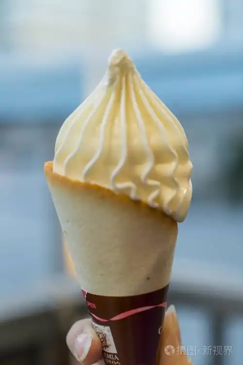 手中拿着奶油蛋卷冰淇淋