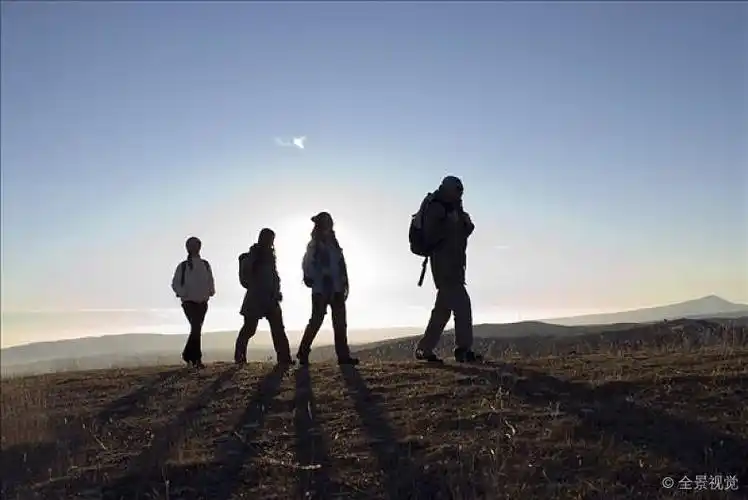 四个人_跋涉_高清图片_全景视觉