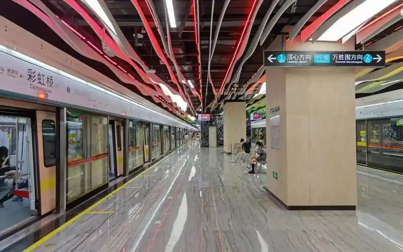 广州地铁八号线彩虹桥进站