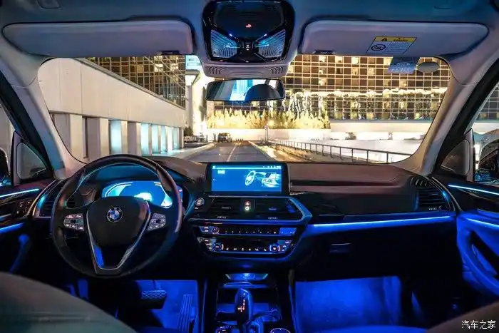 看这氛围灯烘托的气氛,坐进去就有满满的奢华感