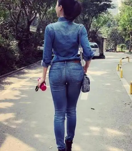 蒋娉婷的牛仔裤清丽脱俗带来满满的青春气息